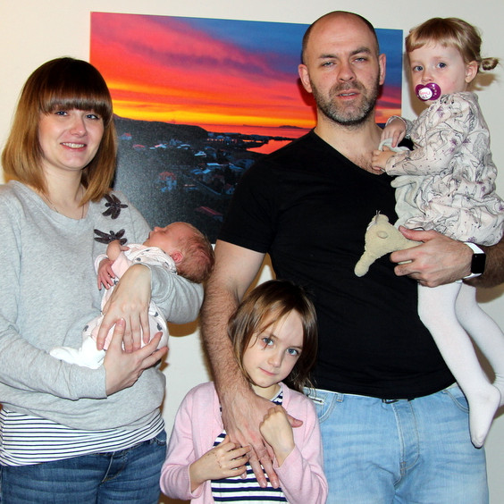 Mynd: Nýbakaðir foreldrar með börnin sín þrjú. Ólöf heldur á dömunni sem lá svo mikið á að komast í heiminn, Snorri heldur á  Emblu Nótt og á milli þeirra er elsta systirin í hópnum, Emilía Rós. Mynd: PF.