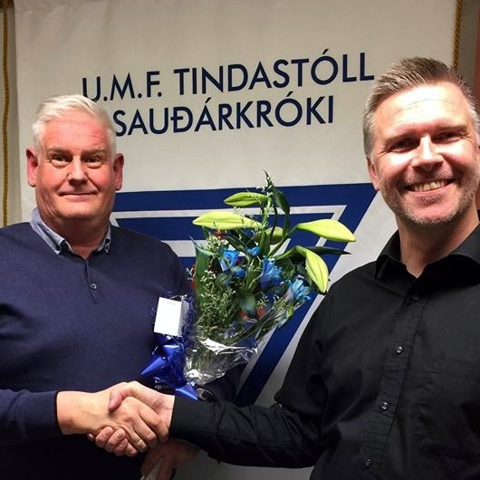 Ómar Bragi tekur á móti blómvendi frá nýjum formanni, Bergmanni Guðmudssyni, fyrir  einstaka eljusemi og dugnað. Mynd: Facebook síðan Stuðningsmenn knattspyrnudeildar Tindastóls.