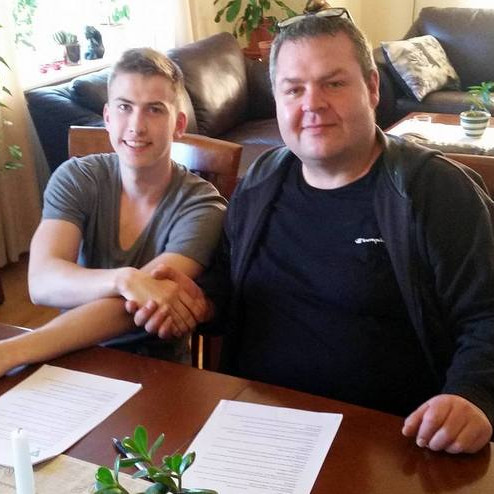 Pétur Rúnar og Stefán formaður takast í hendur eftir undirskrift leikmannasamnings. Aðsend mynd.