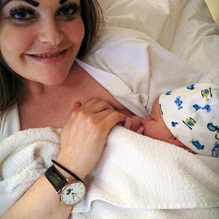 Silla Eysteins með drenginn sinn, nýfæddan, í fanginu. Mynd úr einkasafni.