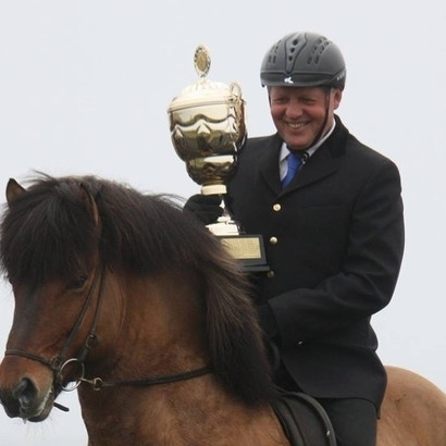 Skapti Steinbjörnsson var sigursæll með Odda og Hrafnistu frá Hafsteinsstöðum því hrossin  hlutu sinn bikarinn hvort. Mynd: Skagfirðingur.is