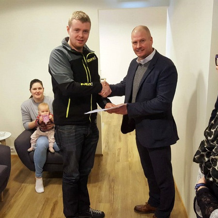 Stefán Vagn Stefánsson formaður byggðaráðs tekur við undirskriftalista ú höndum Unnars Bjarka Egilssonar í gær. Mynd: Margeir Friðriksson.