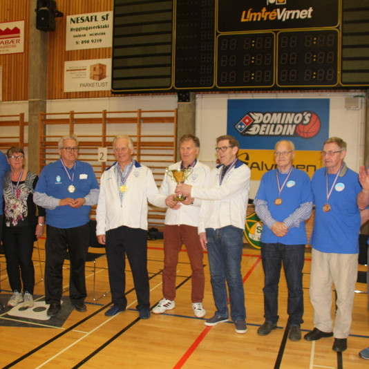 Húnvetningar lengst til vinstri, sigurvegararnir frá Akranesi fyrir miðju og svo kappar úr Snæfellsbæ til hægri. Mynd: Skessuhorn, Þórhallur Teitsson.