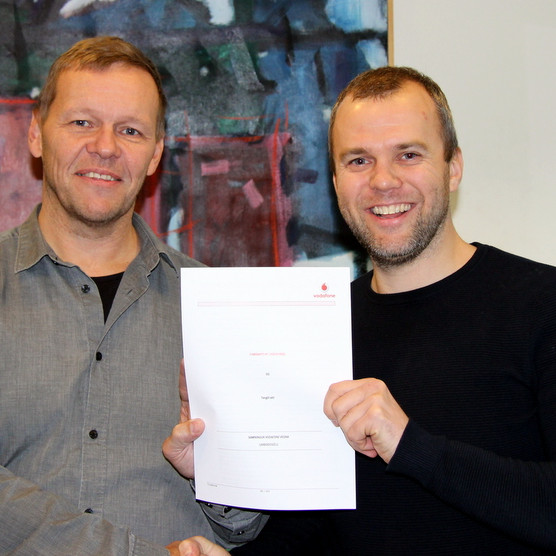 Mynd: Gísli Sigurðsson, framkvæmdastjóri Tengils og Hugi Halldórsson deildarstjóri einstaklingssölu hjá Vodafone. Mynd: PF