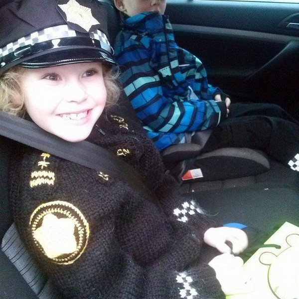 Dóttirin í löggupeysu sem Sandra pjónaði. Myndir úr einkasafni.