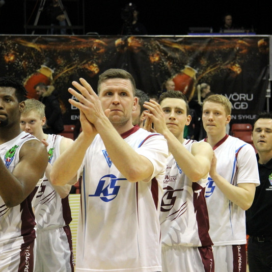 Kátir kappar í leikslok á móti Haukum í indanúrslitum Maltbikarsins. Mynd: PF.