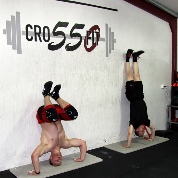 Það voru alvöru átök við að lyfta sér upp á hendur margoft í kappi við tímann. Mynd: PF.