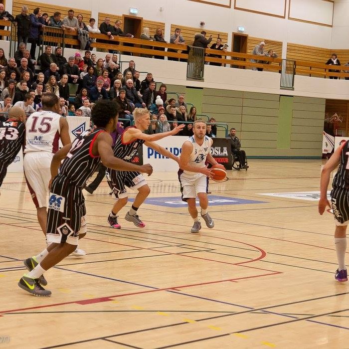 Arnþór Freyr Guðmundsson á fleygiferð með boltann. Ljósm./Hjalti Árna.