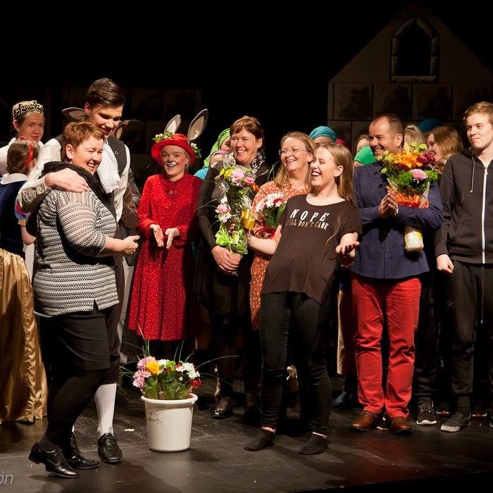 Leikhópnum, og þeim sem standa að því að setja Mjallhvíti á svið, var fagnað innilega að frumsýningu lokinni. Myndir/Hjalti Árna.