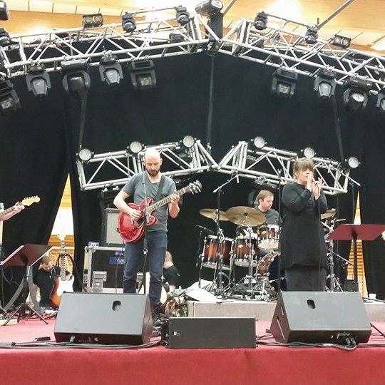 Magni og Sigríður Thorlacius við æfingar fyrir Árið er... í íþróttahúsinu á Sauðárkróki.