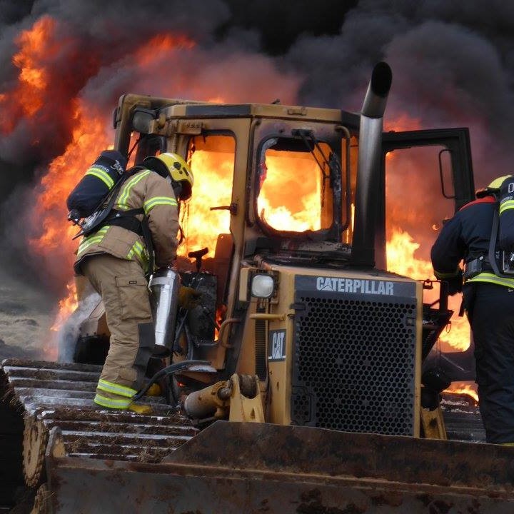 Jarðýta brann skammt frá bænum Viðvík í Skagafirði. Mynd/Guðríður Magnúsdóttir.