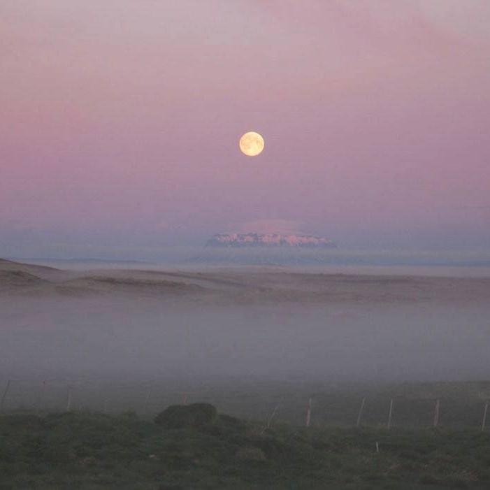 Jarðaberjatungl við Grímsstaði á fjöllum/Ljósmynd Lára Hanna Einarsdóttir