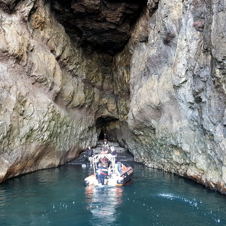 Hægt er að fara í Bauluhelli sem er við sjávarmálið upp af fjörunni í Baulubás. Mynd: PF.