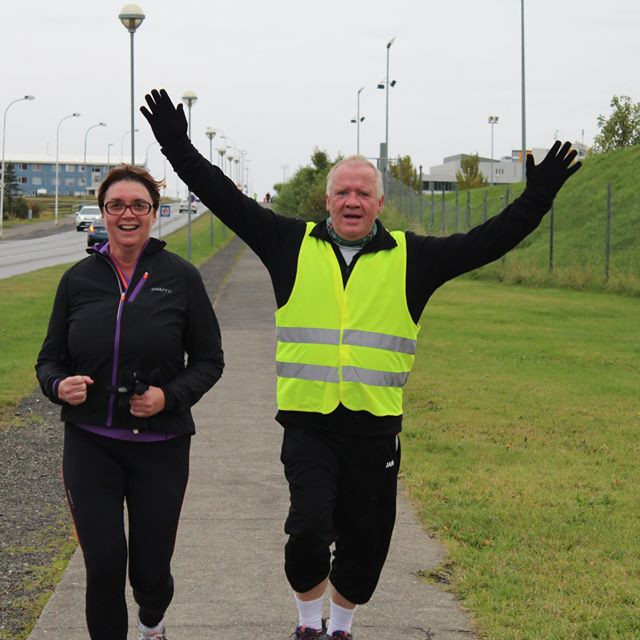 Gréta Sjöfn og Gunnar Sandholt koma í mark í Króksbrautarhlaupinu 2016. Mynd: Sigrún Fossberg.