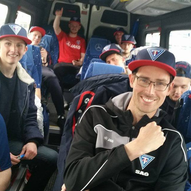 Vígreifir Tindastólsmenn í rútunni á leið heim. Í fremstu röð eru þjálfararnir Haukur Skúla og Stefán Arnar ásamt Ingva Hrannari.  MYNDIR: KSE