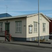Náttúrustofa Norðurlands vestra hafði aðsetur í þessu húsi við Aðalgötu á Sauðárkróki.