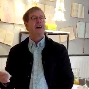 Steinn Kárason söng stutta útgáfu af hinu margrómaða Fjallavatni. við fögnuð viðstaddra. Ljósm./skjáskot úr myndskeiði.