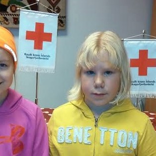 Rakel Sif Davíðsdóttir og Sara Líf Elvarsdóttir færðu Rauða krossinum söfnunarféð, á myndina vantar Svanbjörtu Hrund Jónsdóttur. Ljósm./GZ