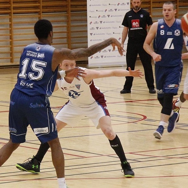 Viðar í baráttunni við Earl Brown Jr. Ljósm./ÓAB