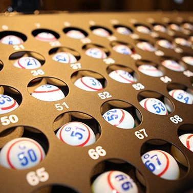 Nemendur 10. bekkjar í Varmahlíðarskóla standa fyrir bingói á morgun, föstudag.