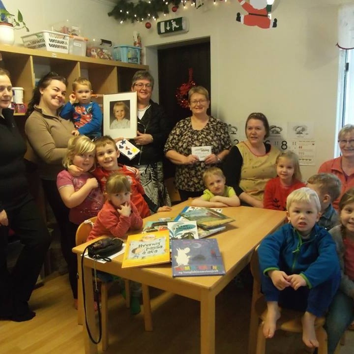 Frá afhendingu bókanna í Tröllaborg. Mynd: Leikskólinn Tröllaborg.