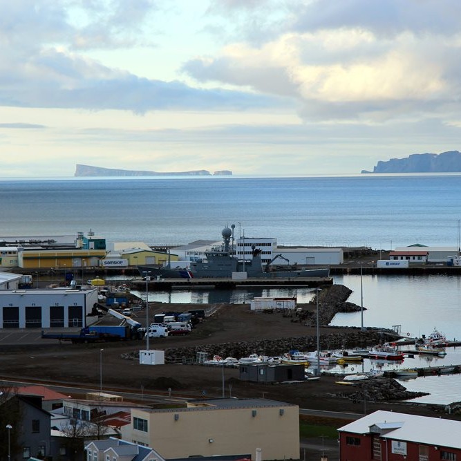Ein af tillögunum sem voru samþykktar er að kanna ávinning þess að koma upp varanlegri starfsstöð og heimahöfn fyrir eitt skip Landhelgisgæslunnar á Sauðárkróki. Mynd: Bþ