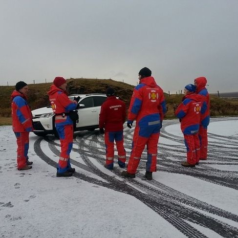 Björgunarsveitarmenn Húnum á Hvammstanga lögðu erlendum ferðamönnum í lið á aðfangadagskvöld. Ljósm./FB-síða Húna.