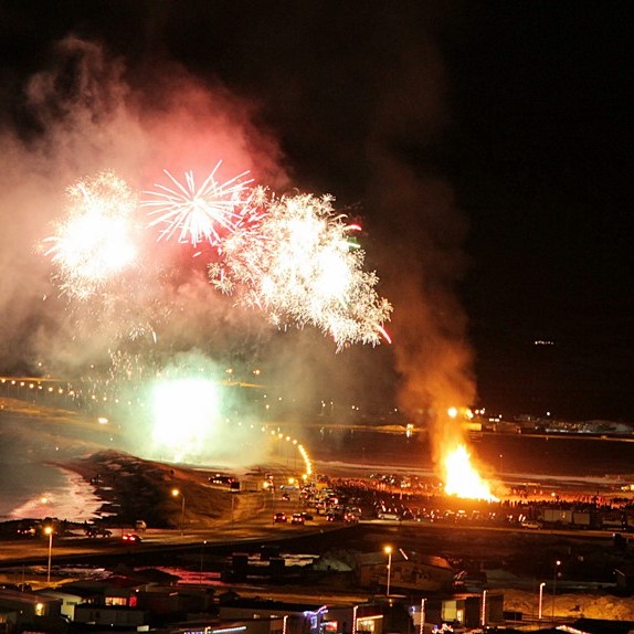Frá flugeldasýningu Skagfirðingasveitar á Sauðárkróki um síðastliðin áramót. Ljósm./BÞ