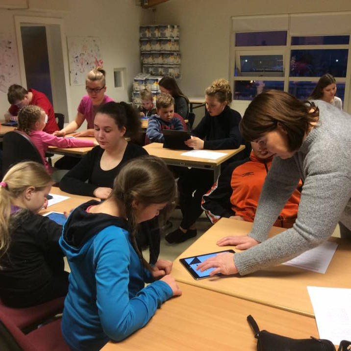 „Fyrir stuttu tóku unglingarnir sig til og kenndu yngsta stiginu á ýmis kennsluforrit („öpp“)  í stærðfræði. Þetta gaf mjög góða raun og allir kátir og glaðir,“ segir á vef Svf. Skagastrandar.