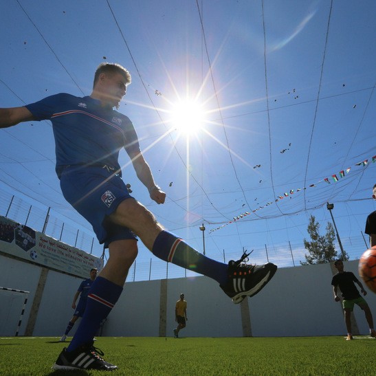 Gunn­ar Bragi á fót­bolta­vell­in­um í gær. Mynd/​UN­RWA