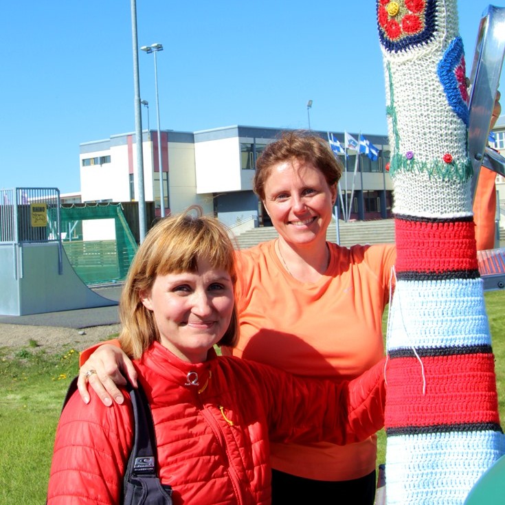 Þær Erna Björg Jónmundsdóttir og Magdalena Berglind Björnsdóttir eru driffjaðrirnar í þessu prjónagraffverkefni svokölluðu. Mynd/BÞ