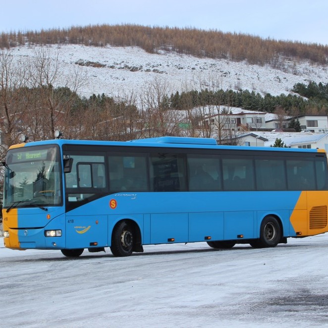 Strætó rennir í hlað í Varmahlíð. Mynd: KSE