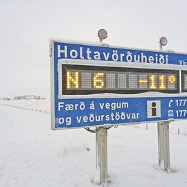 Fimm farþegar sluppu ótrúlega vel úr bílveltu á Holtavörðuheiði sl. miðvikudag.