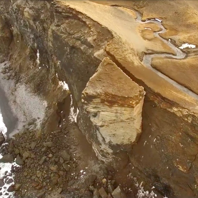 Mynd af Ketubjörgum tekin með flygildi. Mynd/Skjáskot úr myndskeiði af Facebook-síðu Róberts Daníels Jónssonar.