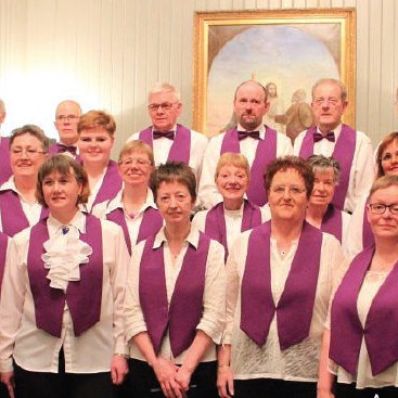 Kór Sauðárkrókskirkju ásamt Sr. Sigríði Gunnarsdóttur sóknarpresti og Rögnvaldi Valbergssyni undirleikara.