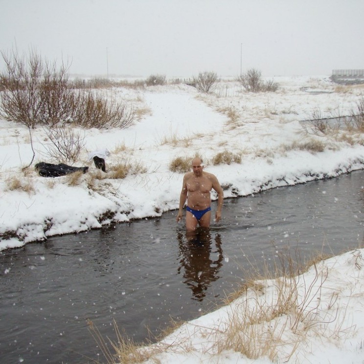 Benedikt Lafleur í hressandi baði í Sauðá í sumarbyrjun í fyrra.