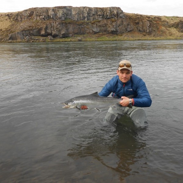 Veiðimaður með 85 cm hrygnu sem veidd var á Breiðinni að norðan. Ljósmynd: Húnahornið/ Vignir Björnsson.