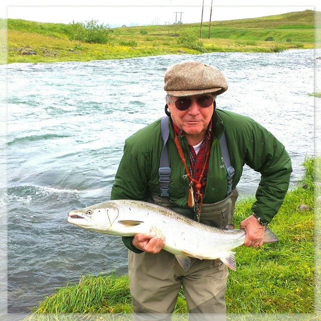 Roger Crane með 100 punda hæng úr Fljótaá. Mynd: Mbl.is/ Orri Vigfússon.