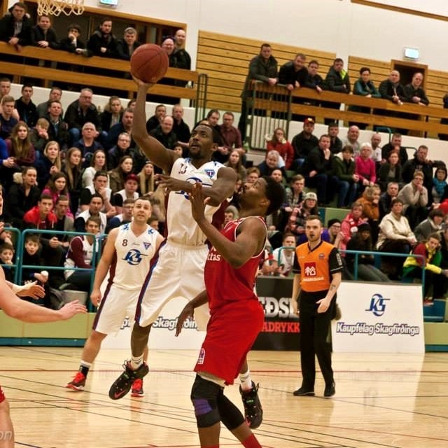 Darrel Lewis við það að leggja boltann í körfuna