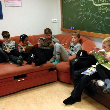 Frá lestrarstund í Grunnskólanum austan Vatna. Mynd af Facebooksíðu skólans.