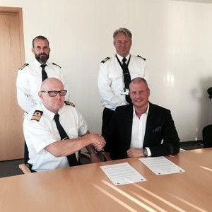 Stefán Vagn Stefánsson formaður byggðarráðs Svf. Skagafjarðar og Georg Kristinn Lárusson forstjóri Landhelgisgæslunnar takast í hendur að lokinni undirritun. Bak við þá standa þeir Auðunn Friðrik Kristinsson verkefnastjóri á aðgerðasviði og Ásgrímur L. Ásgrímsson framkvæmdastjóri aðgerðasviðs Landhelgisgæslunnar. Mynd: skagafjordur.is