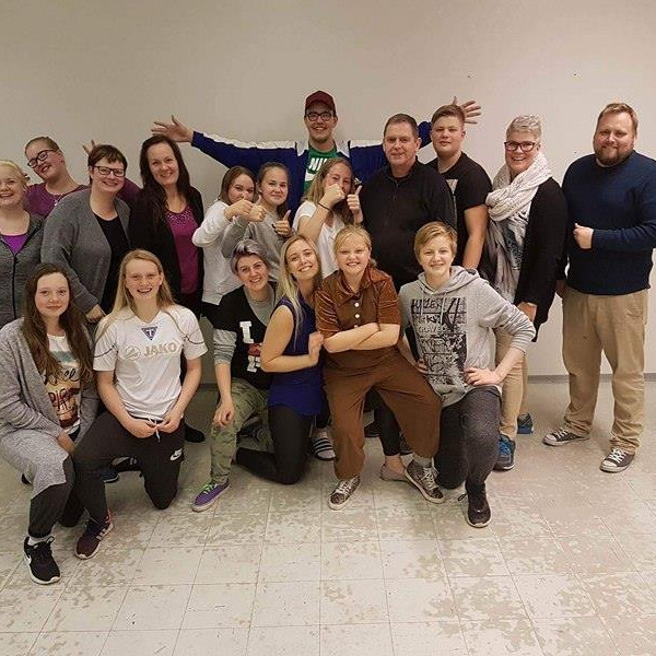 Mynd: Leikhópurinn glaður á leið í Hálsaskóg.