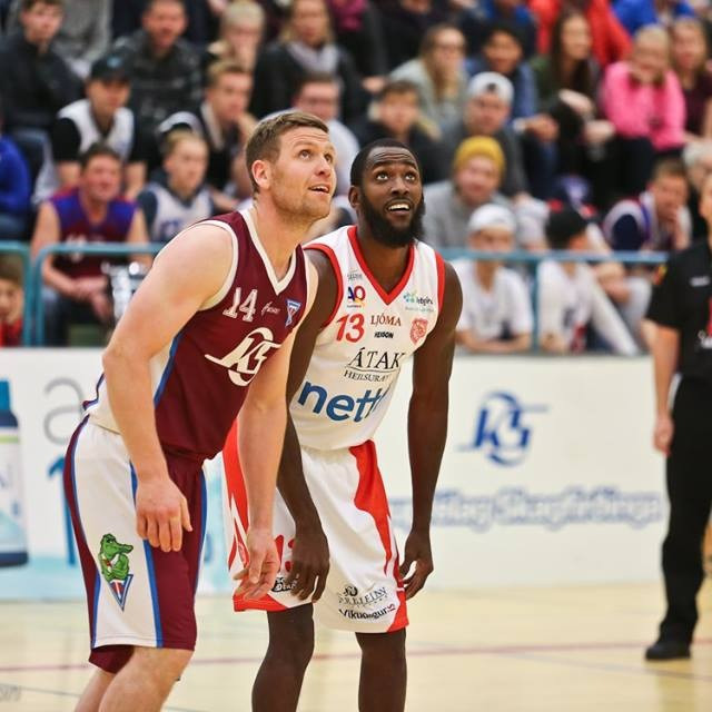 Tveir kunnuglegir í teignum, Helgi Rafn Viggósson og Darrel Keith Lewis. Mynd: Hjalti Árna.