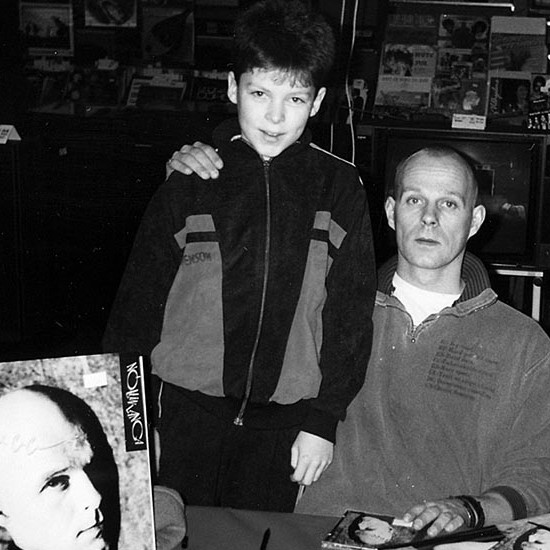 Bubbi áritar Nóttina löngu fyrir Gísla í Skaffó 1989. Kannski fær Bubbi einhverntímann áritaða plötu hjá Gísla?