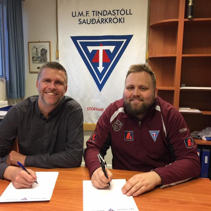 Haukur Skúlason t.h. skrifar undir samning, með honum á myndinni er Bergmann Guðmundsson. Mynd: Tindastóll.