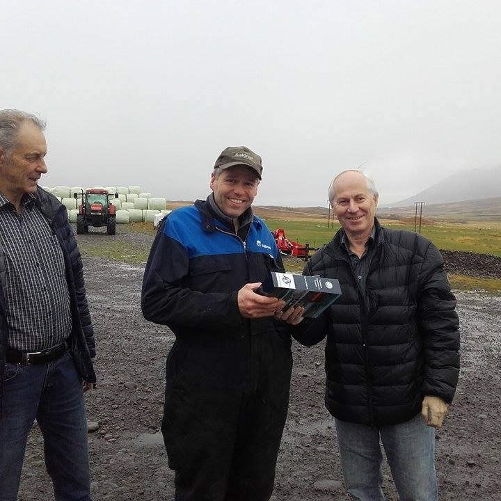 Sveinn og Snorri afhenda Þorsteini Axelssyni á Skúfsstöðum sitt eintak Árbóka Ferðafélagsins. Mynd: PF.