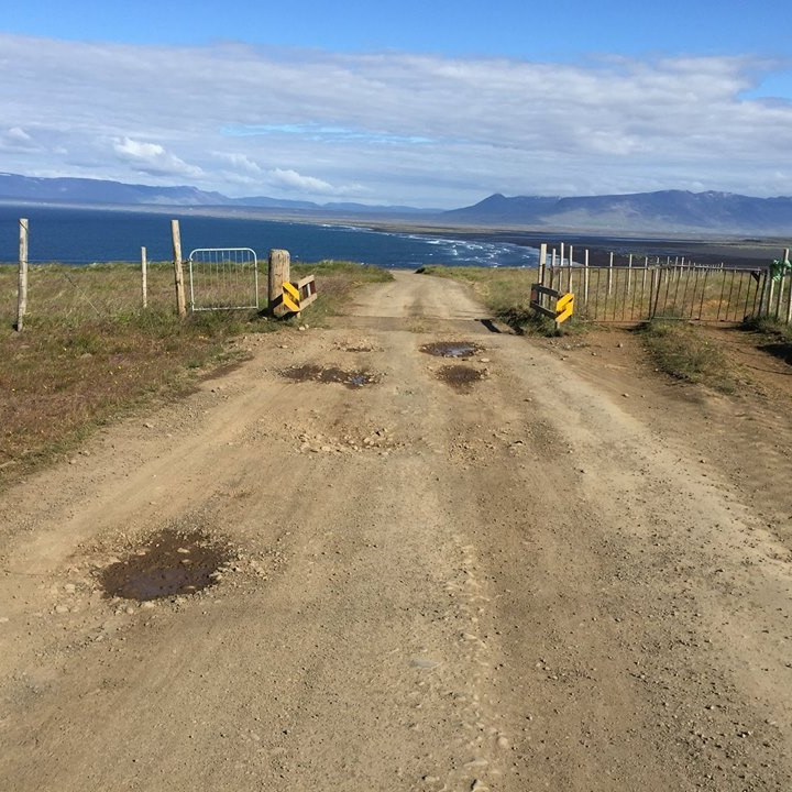 Vatnsnesvegur er meðal þeirra vega sem Markaðsstofa telur brýnt að bæta vegi að vinsælum náttúruperlum á Norðurlandi, þar á meðal Vatnsnesveg. Mynd: KSE