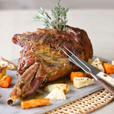 Hægeldað lambalæri í smjöri með hvítlauk, kryddjurtum og kryddjurta-béarnaise sósu. Mynd: Lambakjöt.is.