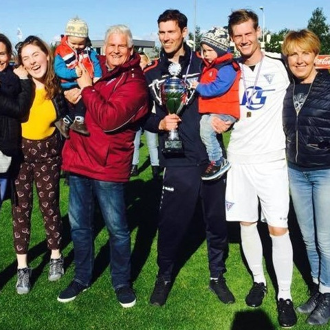 Ómar Bragi í faðmi fjölskyldunnar og að sjálfsögðu á knattspyrnuvellinum. Mynd: Stuðningsmannasíða Tindastóls.