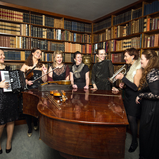 Frá vinstri: Ave Sillaots, Lára Sóley Jóhannsdóttir, Ásdís Arnardóttir, Helga Kvam, Ella Vala Ármannsdóttir, Kristjana Arngrímsdóttir og Þórhildur Örvarsdóttir. Mynd: Daníel Starrason.